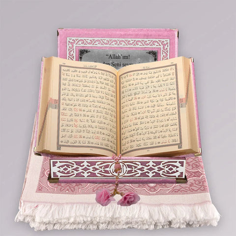 Kadife Kutulu Kur’an-ı Kerim (Bebe Pembe, Seccadeli, Gümüş Süsleme)