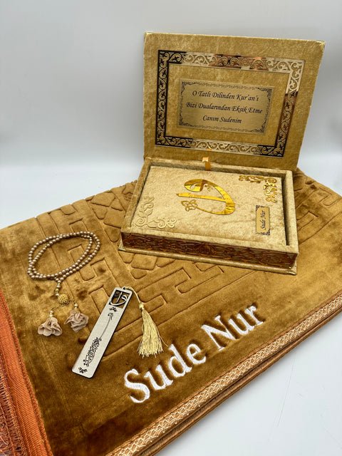 Kadife Kutulu Kur'an-ı Kerim İsme Özel Peluş Seccade Kombin Set (Gold / Hardal)