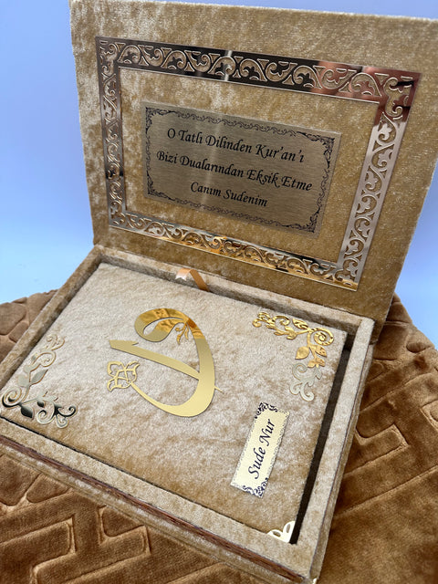 Kadife Kutulu Kur'an-ı Kerim İsme Özel Peluş Seccade Kombin Set (Gold / Hardal)