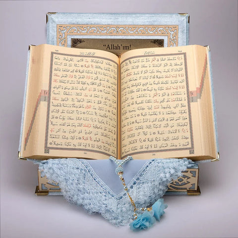 Kadife Kutulu Kur’an-ı Kerim (Bebe Mavi, Namaz Örtülü, Gold Süsleme)