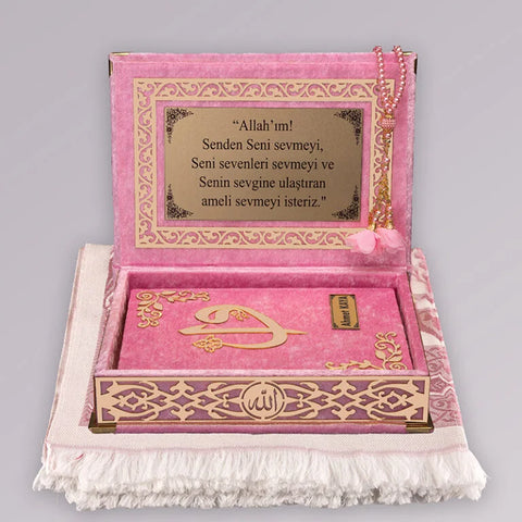 Kadife Kutulu Kur’an-ı Kerim (Bebe Pembe, Seccadeli, Gold Süsleme)