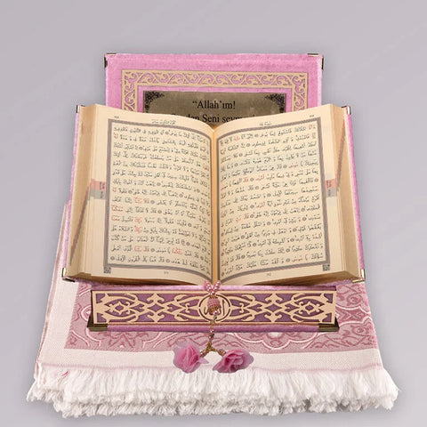 Kadife Kutulu Kur’an-ı Kerim (Bebe Pembe, Seccadeli, Gold Süsleme)