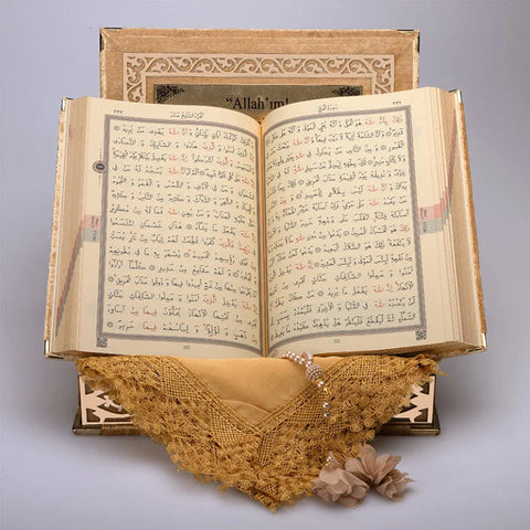 Kadife Kutulu Kur’an-ı Kerim (Gold, Namaz Örtülü, Gold Süsleme)