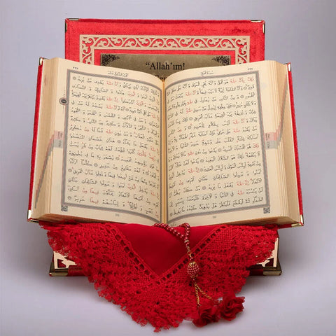 Kadife Kutulu Kur’an-ı Kerim (Kırmızı, Namaz Örtülü, Gold Süsleme)