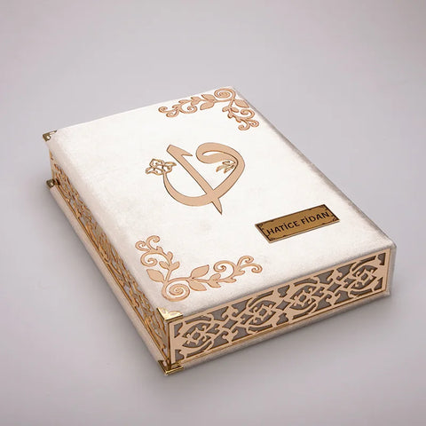Kadife Kutulu Kur’an-ı Kerim (Krem, Seccadeli, Gold Süsleme)