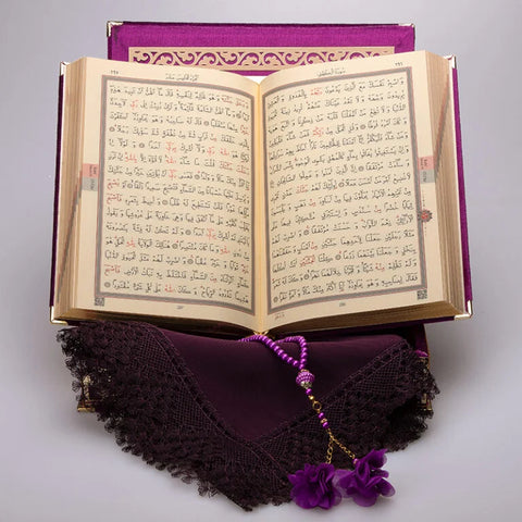 Kadife Kutulu Kur’an-ı Kerim (Mor, Namaz Örtülü, Gold Süsleme)