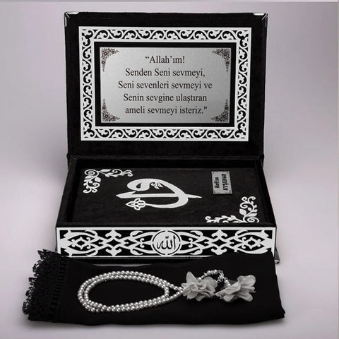 Kadife Kutulu Kur’an-ı Kerim (Siyah, Namaz Örtülü, Gümüş Süsleme)