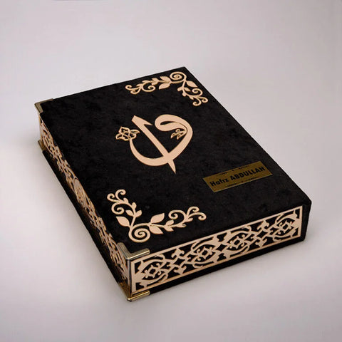 Kadife Kutulu Kur’an-ı Kerim (Siyah, Namaz Örtülü, Gold Süsleme)