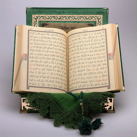 Kadife Kutulu Kur’an-ı Kerim (Yeşil, Namaz Örtülü, Gold Süsleme)