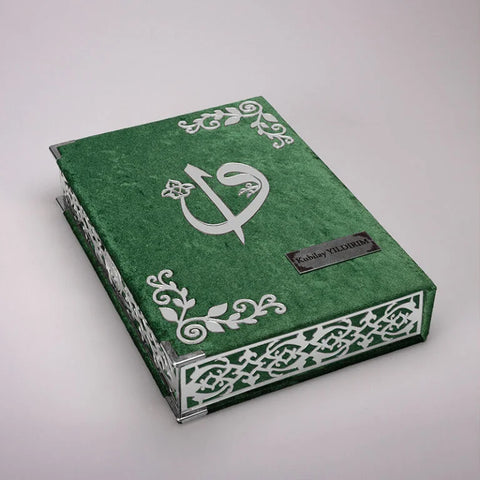 Kadife Kutulu Kur’an-ı Kerim (Yeşil, Namaz Örtülü, Gümüş Süsleme)